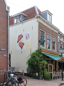 915113 Afbeelding van de muurschildering als eerbetoon aan de 'geheimzinnige gedichtentegelplaatser' Harry van Putten ...